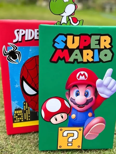 Cadernos personalizados com capas do Super Mario e do Homem-Aranha