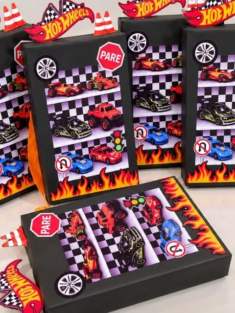 Caixas e lembrancinhas personalizadas tema Hot Wheels